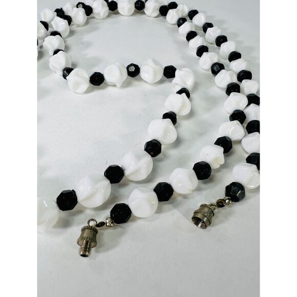 Vintage 50s Faceted Black Twisted White Beaded Necklace Metal Barrel Clasp - Picture 2 of 3